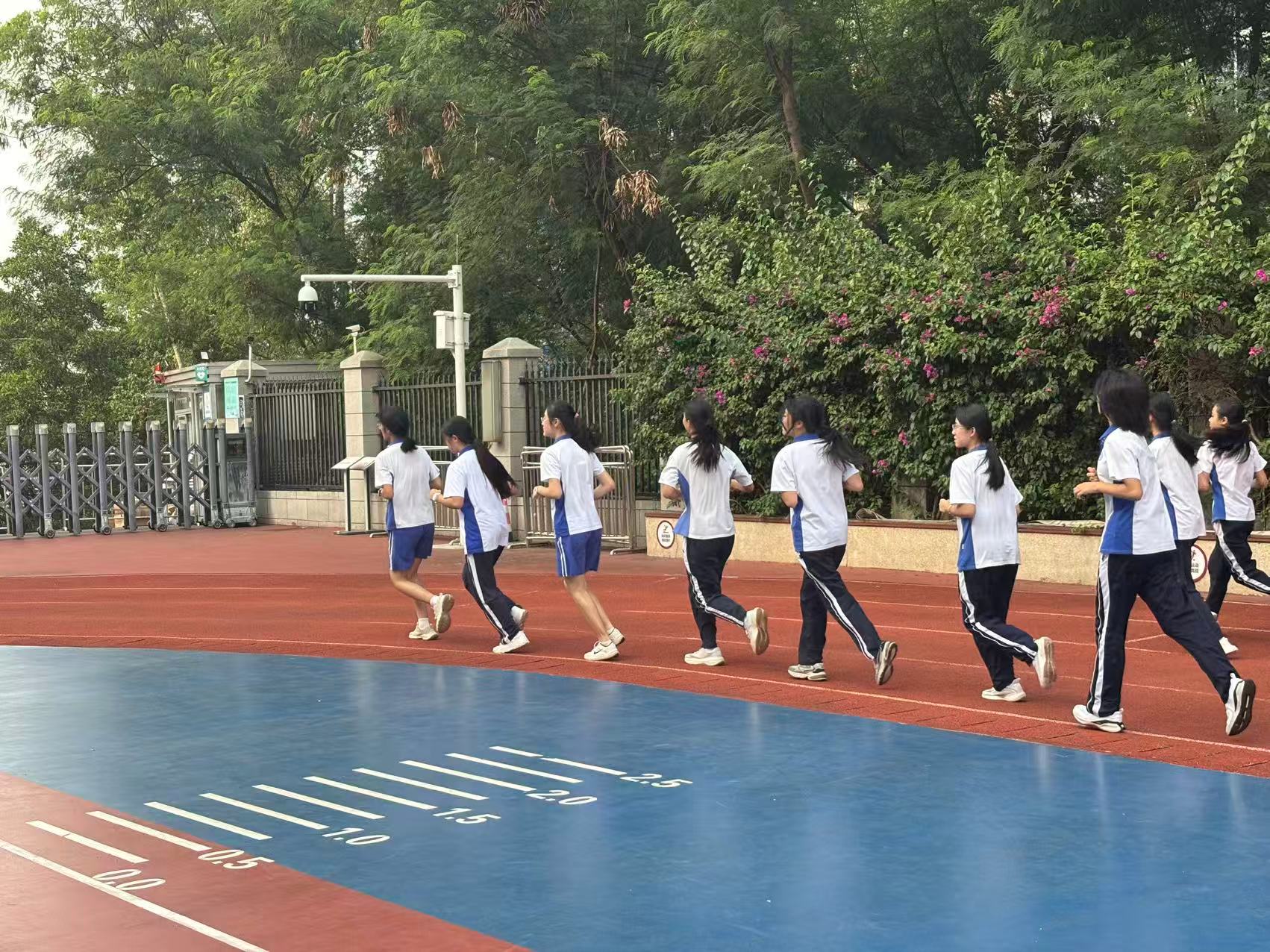 多名学生沿校园弯道进行阳光跑锻炼