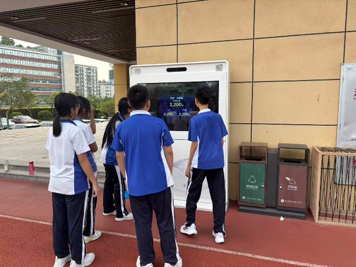 观澜项目中学生查看运动记录的现场